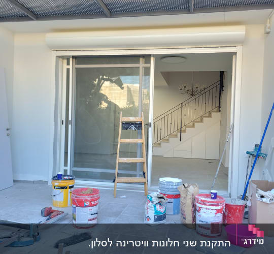 דלת הזזה מאלומיניום עם מסגרת לבנה